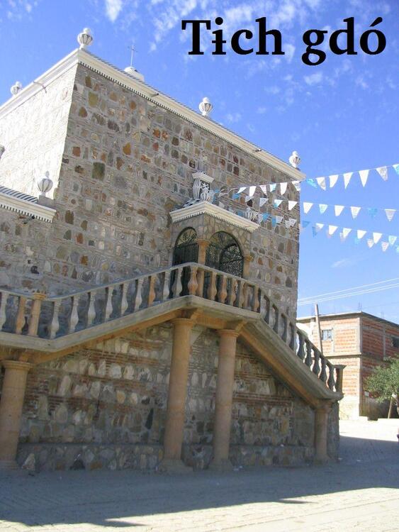 atras de la iglesia